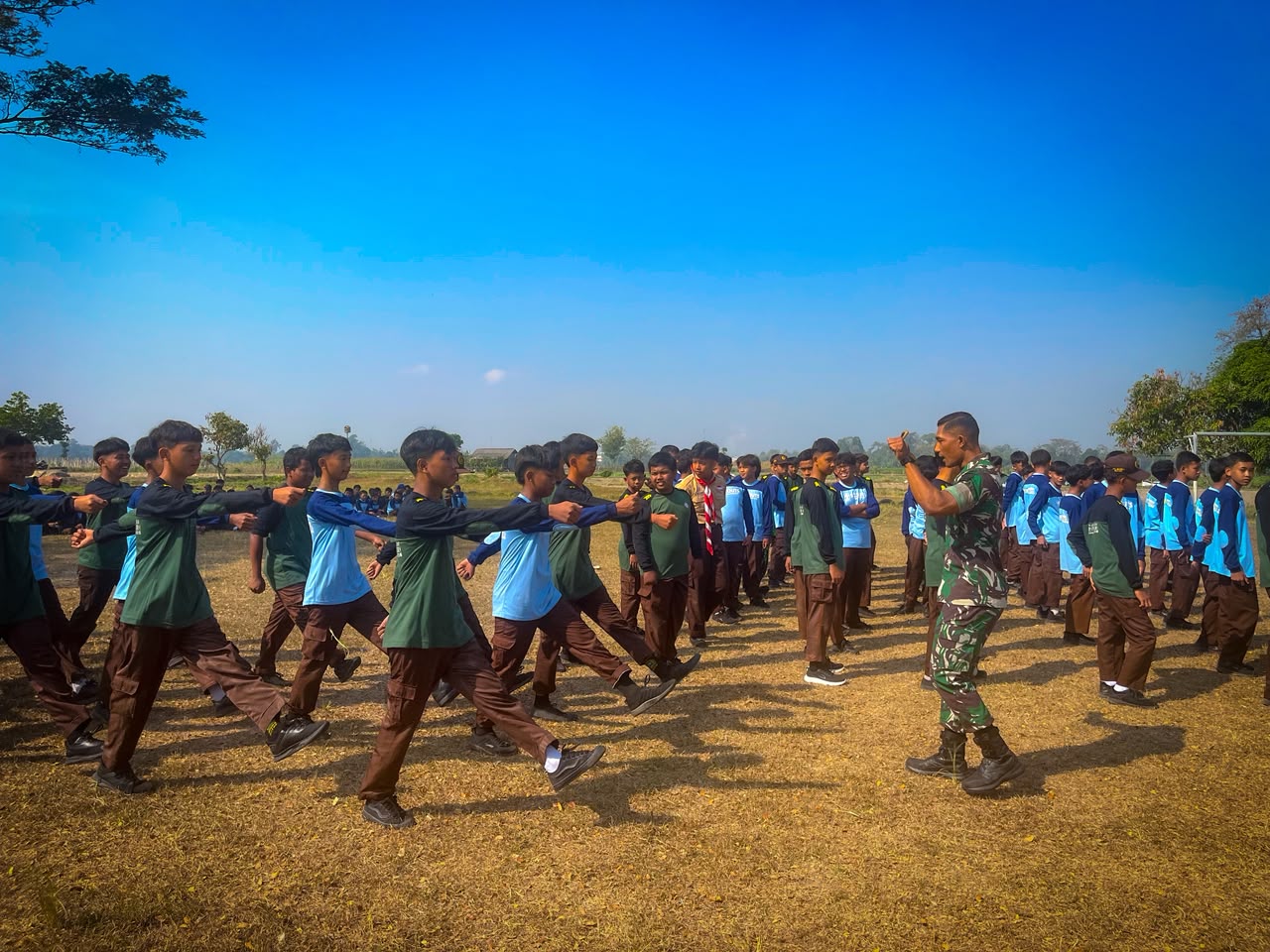 Latihan Baris Berbaris Siswa Kelas 8 dan 9 MTsN 8 Blitar